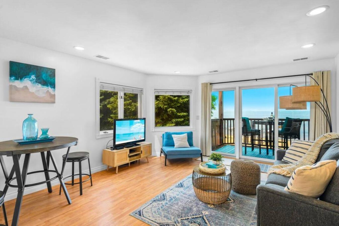 New Listing Bliss 211! Stunning Bay View *
