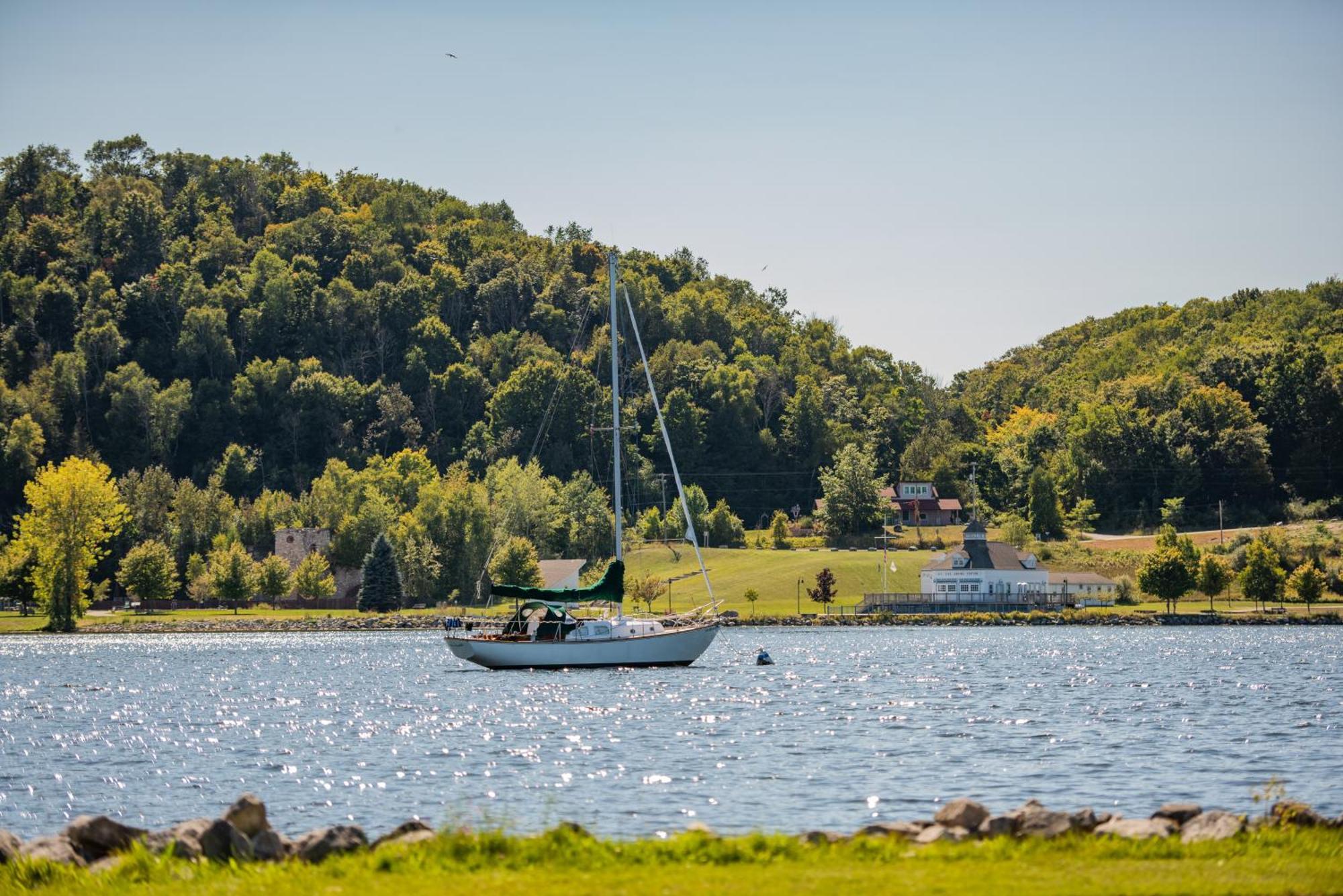 New Listing Bliss 211! Stunning Bay View Appartement Traverse City
